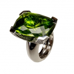 CRÉATION SEILER<br />
Ring - Weissgold<br />
Peridot/Diamanten